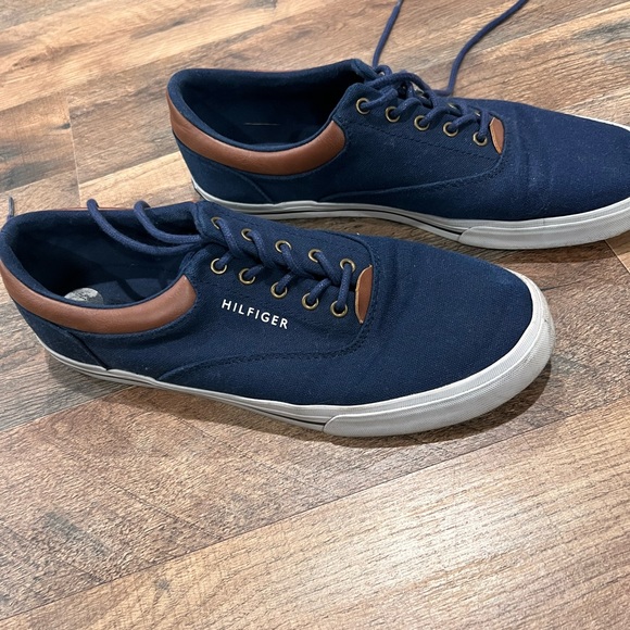 Two pairs of shoes 🖤💙Levi’s &HILFIGER - Picture 5 of 15